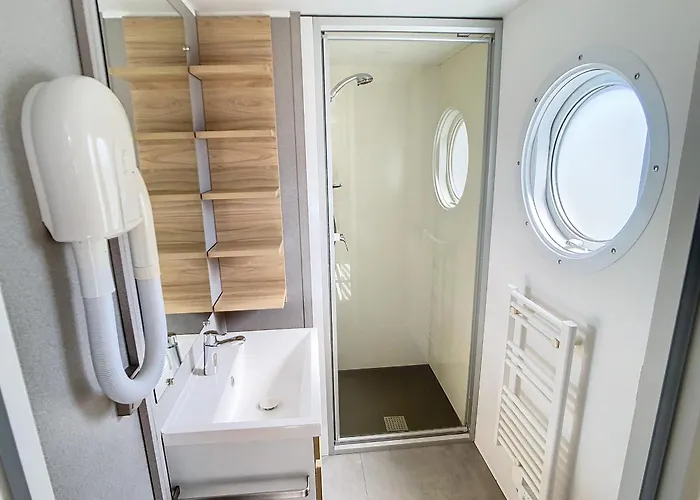 Casa vacanze Mobil-home Grand Confort 2 Chambres, Proche Plage, 4 Pers., Piscine Chauffée, Parking, Wi-fi Gratuit - Fr-1-361a-86 *